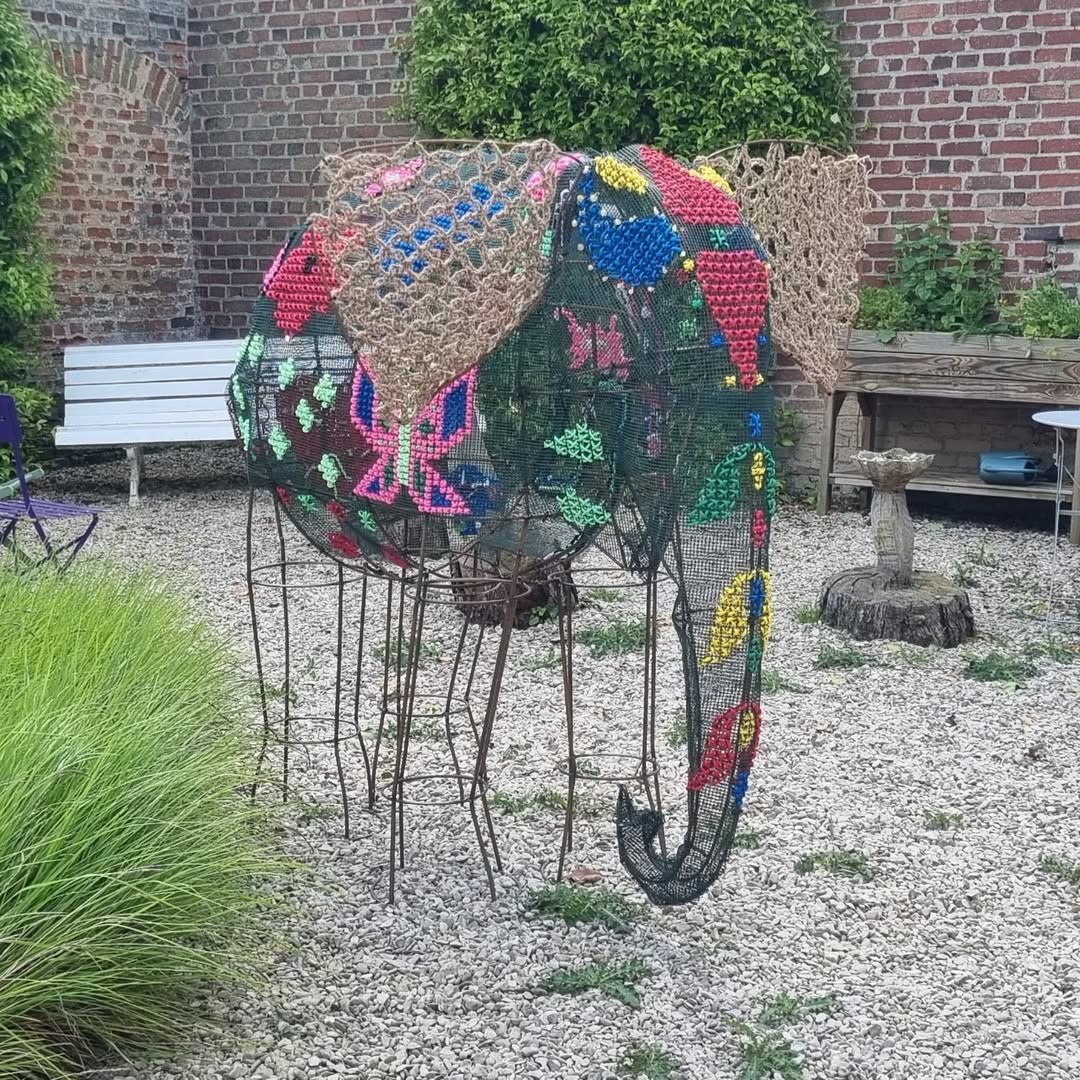 Un éléphant installé à la mediatheque de saint quentin